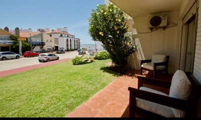 Venta apartamento en Península a pasos de playa El Emir!