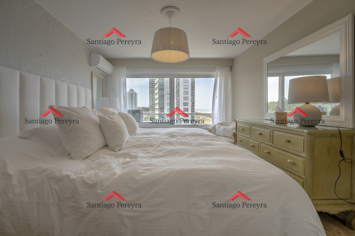 Apartamento ID.17089 - Apartamento en Punta del Este Tiburón I en 1ra Línea de Brava Totalmente Reciclado