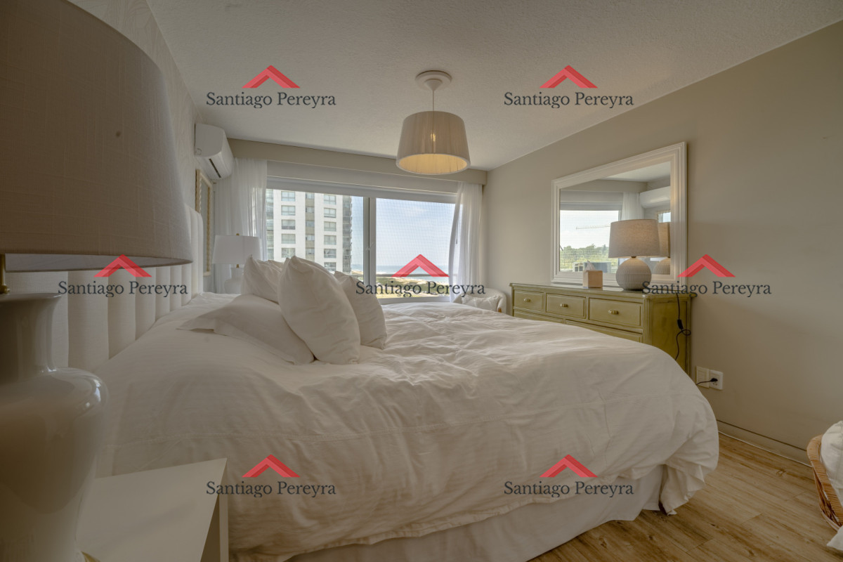 Apartamento ID.17089 - Apartamento en Punta del Este Tiburón I en 1ra Línea de Brava Totalmente Reciclado