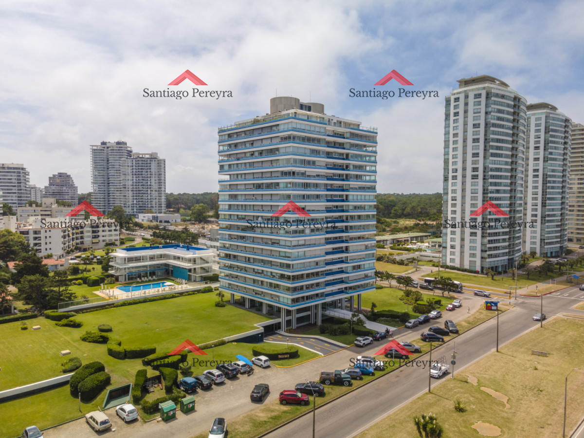 Apartamento ID.17089 - Apartamento en Punta del Este Tiburón I en 1ra Línea de Brava Totalmente Reciclado