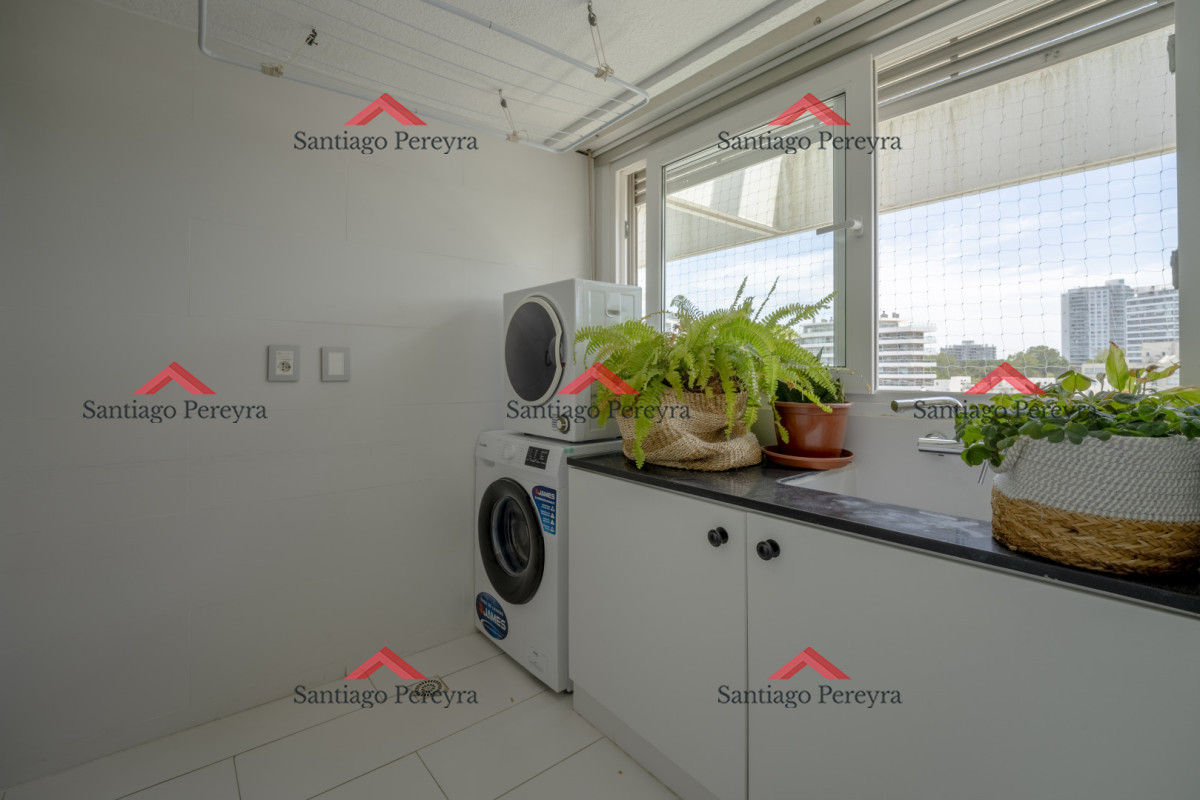 Apartamento ID.17089 - Apartamento en Punta del Este Tiburón I en 1ra Línea de Brava Totalmente Reciclado