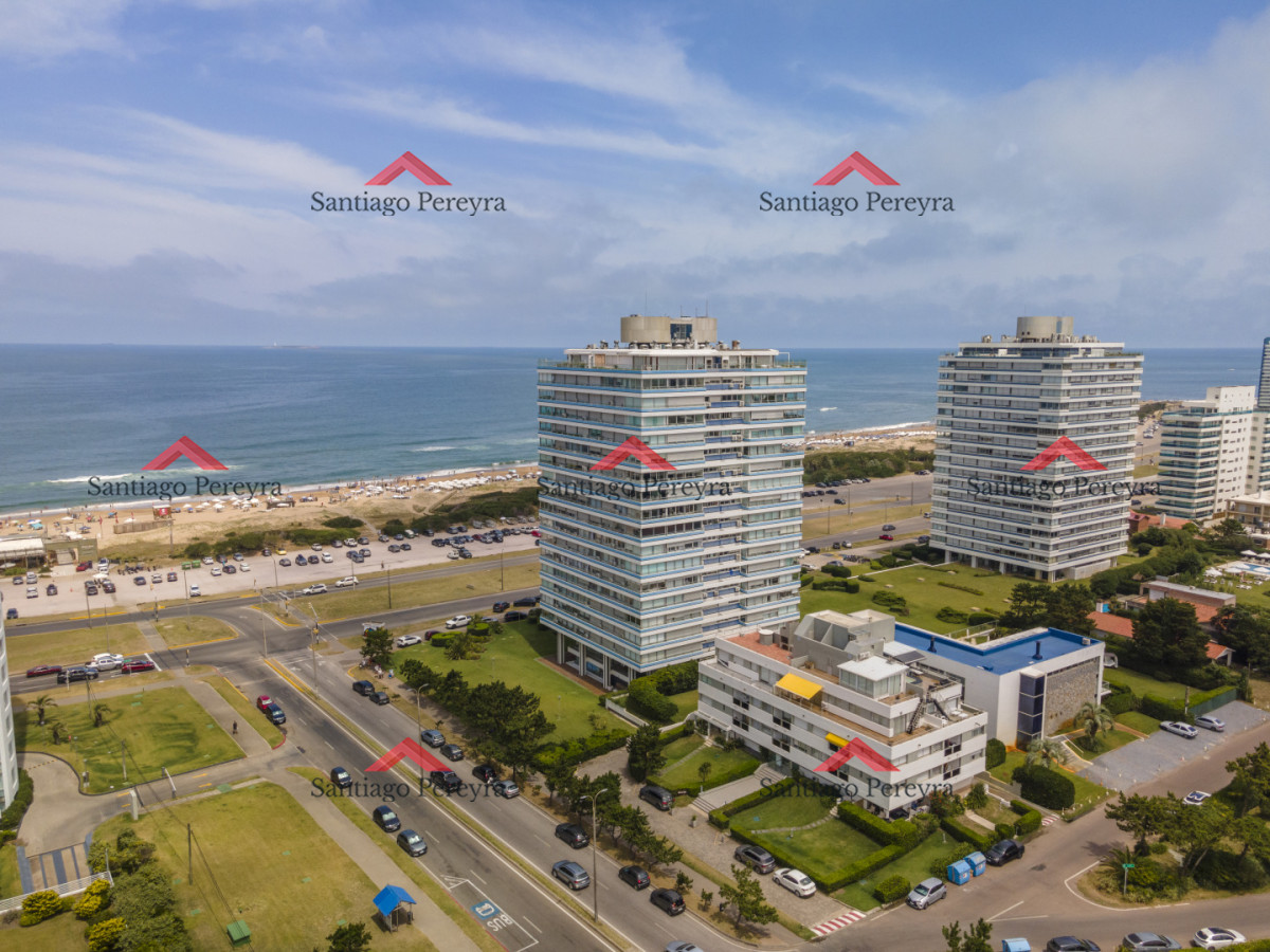 Apartamento ID.17089 - Apartamento en Punta del Este Tiburón I en 1ra Línea de Brava Totalmente Reciclado