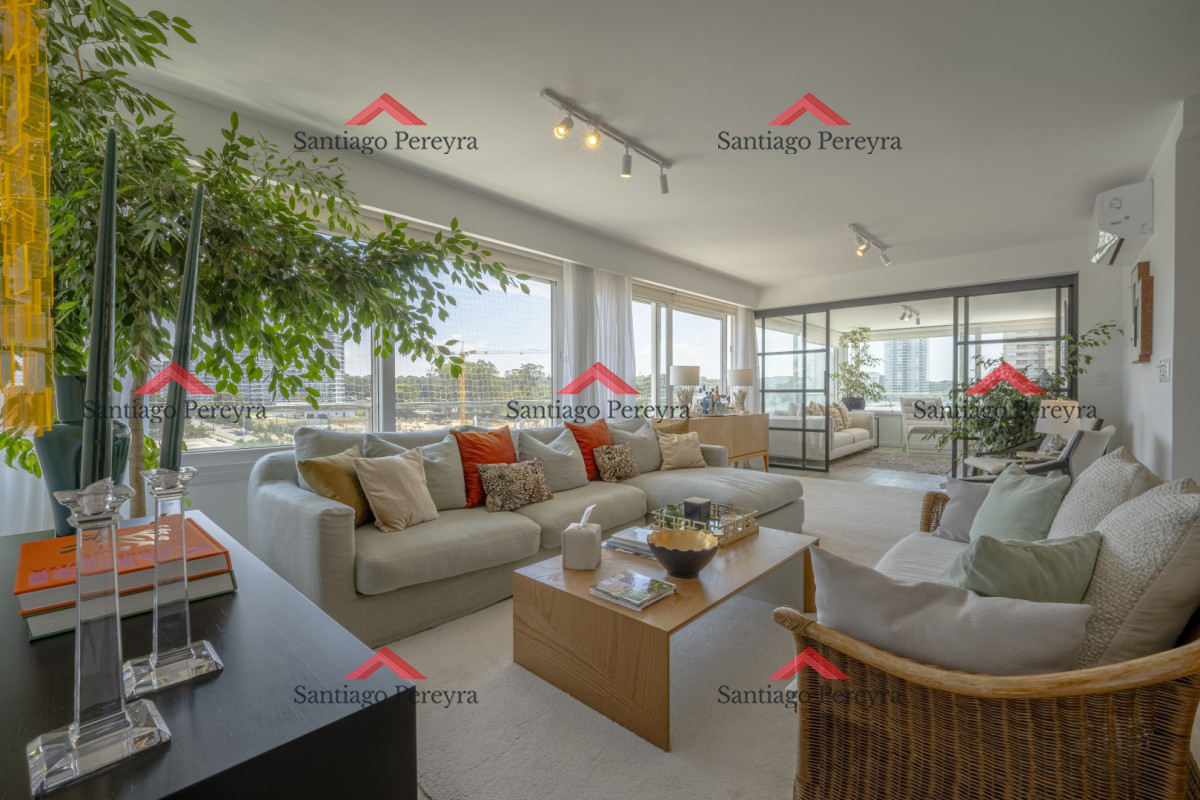 Apartamento ID.17089 - Apartamento en Punta del Este Tiburón I en 1ra Línea de Brava Totalmente Reciclado