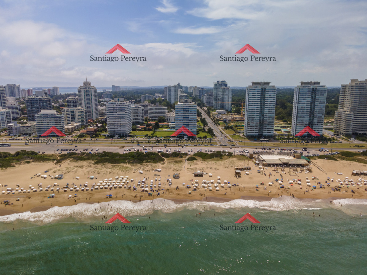 Apartamento ID.17089 - Apartamento en Punta del Este Tiburón I en 1ra Línea de Brava Totalmente Reciclado