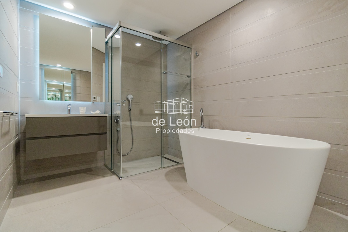 Apartamento ID.15104 - Venta Apartamento en Punta del Este Le Parc III 1ra Línea Playa Brava