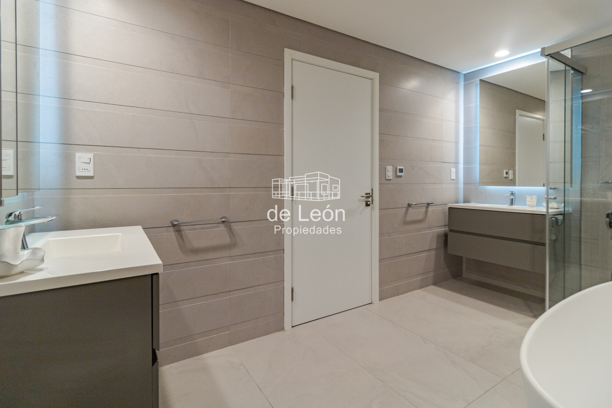 Apartamento ID.15104 - Venta Apartamento en Punta del Este Le Parc III 1ra Línea Playa Brava