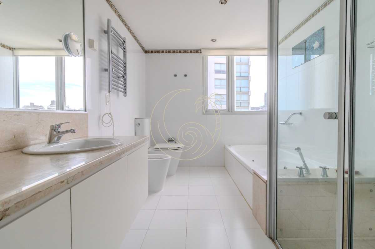Apartamento ID.21092567 - Venta Apartamento en Punta del Este Le Parc II 1ra Línea Playa Brava