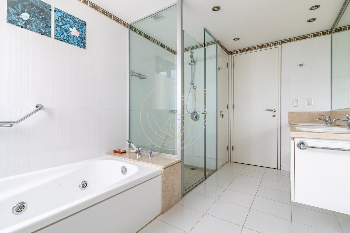 Apartamento ID.21092567 - Venta Apartamento en Punta del Este Le Parc II 1ra Línea Playa Brava
