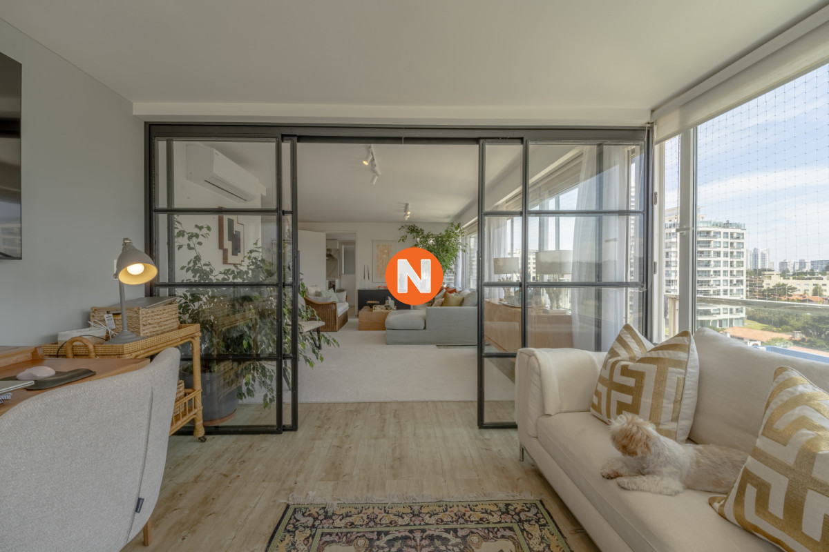 Apartamento Ref.224804 - Apartamento en Punta del Este Tiburón I en 1ra Línea de Brava Totalmente Reciclado