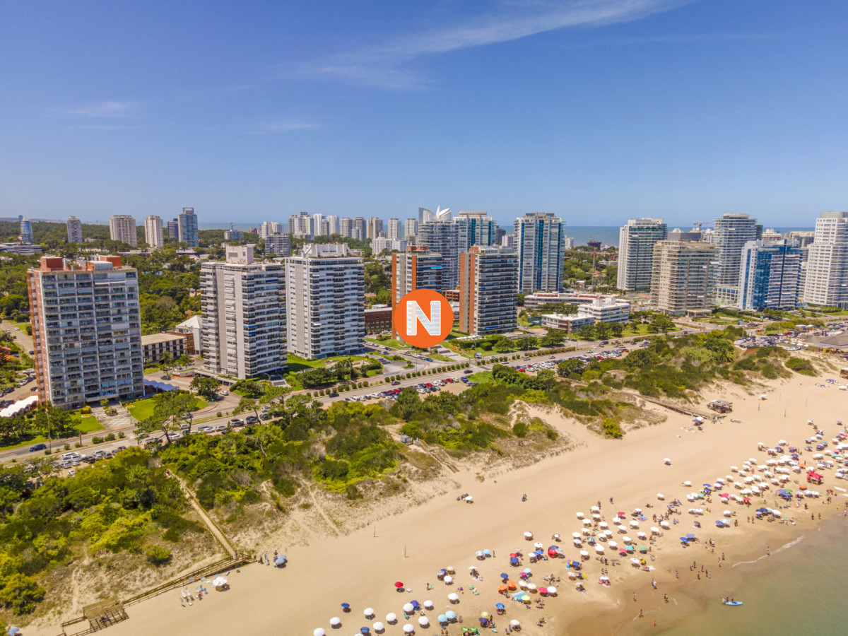 Apartamento Ref.225408 - Apartamento en Punta del Este Mansa Edificio Tequendama II 4 Dormitorios Parrillero Propio