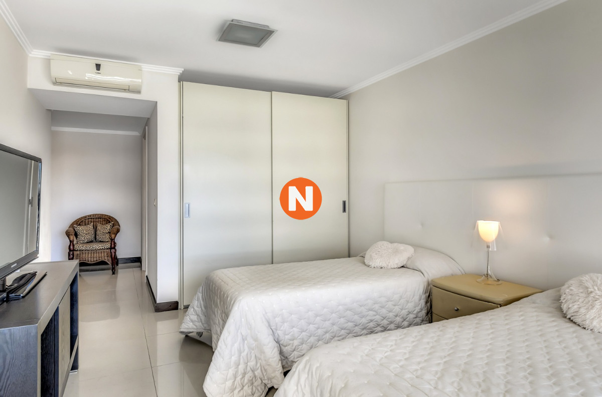 Apartamento Ref.223201 - Venta Apartamento en Punta del Este Torre Lobos 1ra Línea de Brava