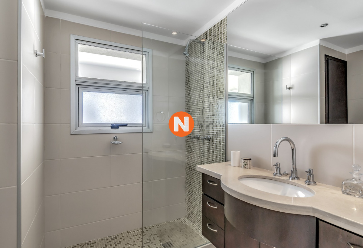 Apartamento Ref.223201 - Venta Apartamento en Punta del Este Torre Lobos 1ra Línea de Brava