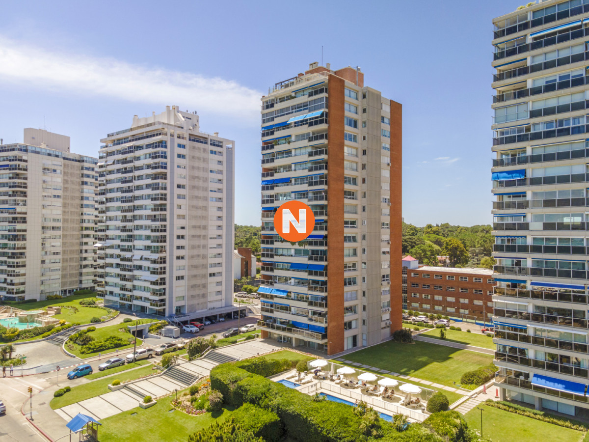 Apartamento Ref.225408 - Apartamento en Punta del Este Mansa Edificio Tequendama II 4 Dormitorios Parrillero Propio