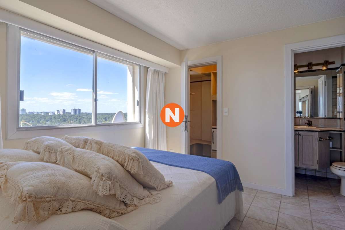 Apartamento Ref.225408 - Apartamento en Punta del Este Mansa Edificio Tequendama II 4 Dormitorios Parrillero Propio
