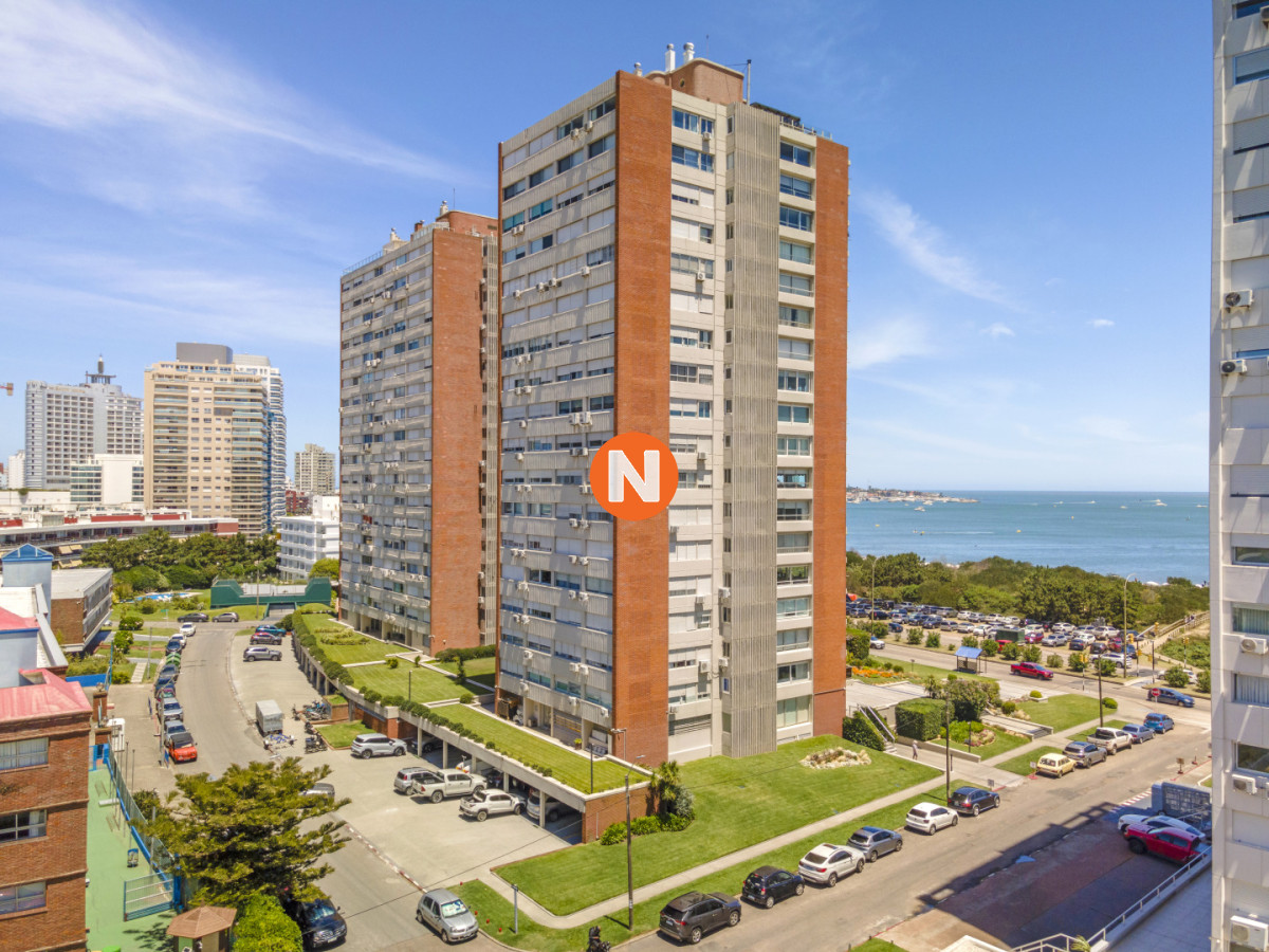 Apartamento Ref.225408 - Apartamento en Punta del Este Mansa Edificio Tequendama II 4 Dormitorios Parrillero Propio