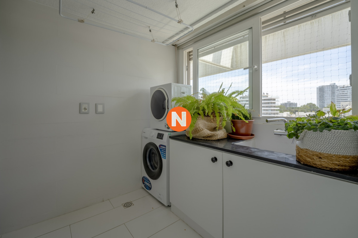 Apartamento Ref.224804 - Apartamento en Punta del Este Tiburón I en 1ra Línea de Brava Totalmente Reciclado