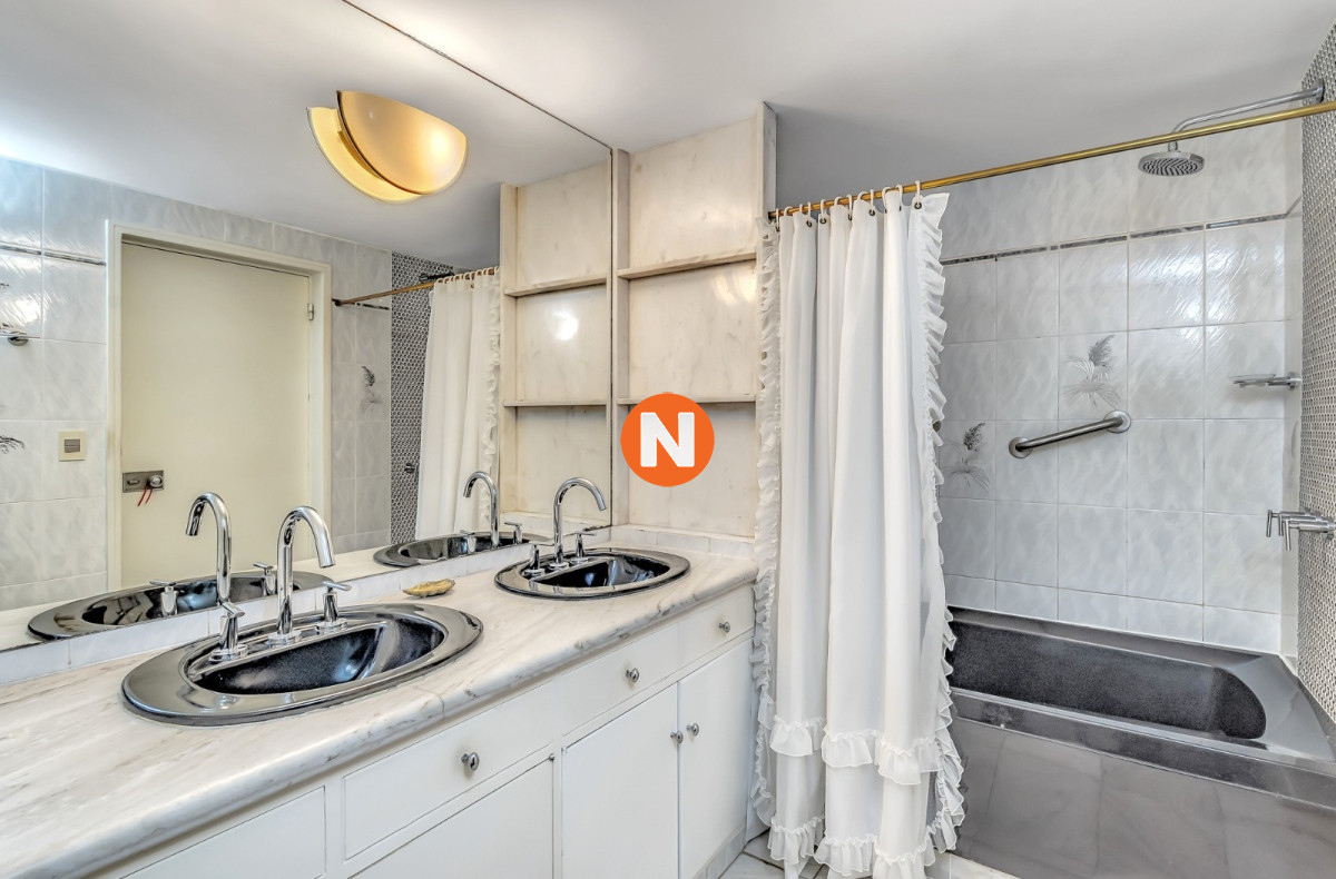 Apartamento Ref.223200 - Venta Apartamento en Punta del Este Golden Gate 1ra Línea de Mansa