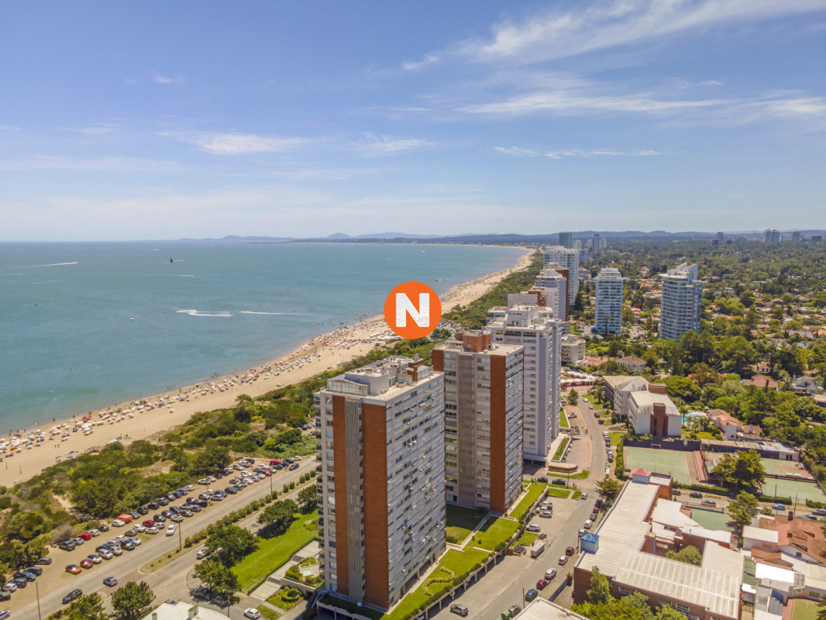 Apartamento Ref.225408 - Apartamento en Punta del Este Mansa Edificio Tequendama II 4 Dormitorios Parrillero Propio