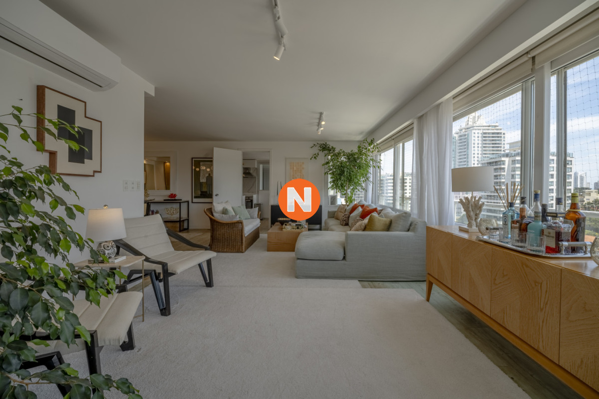 Apartamento Ref.224804 - Apartamento en Punta del Este Tiburón I en 1ra Línea de Brava Totalmente Reciclado