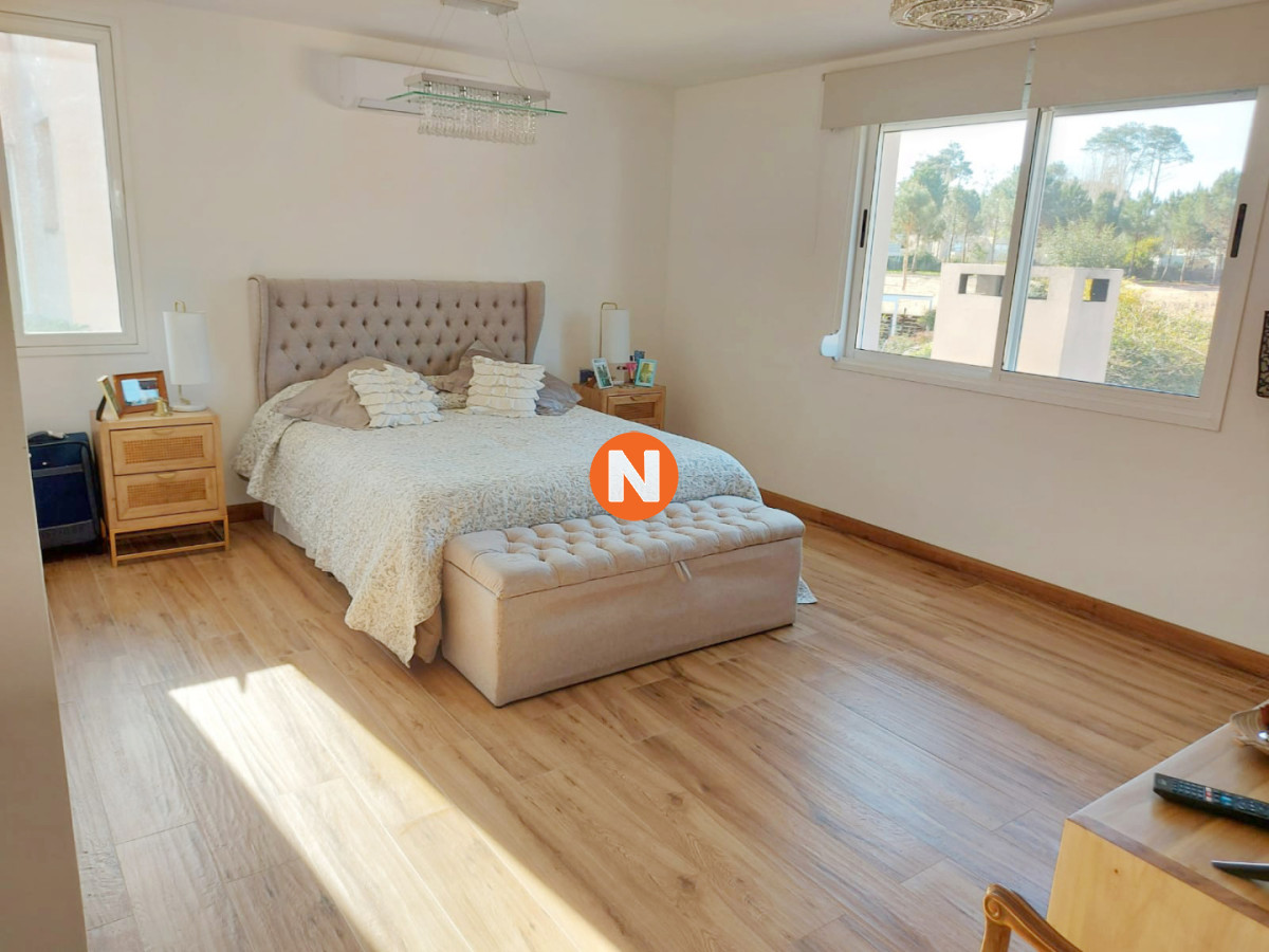 Casa Ref.226112 - Venta Casa en Punta del Este Barrio Privado La Arbolada 4 Dormitorios Piscina Climatizada y Parrillero Techado