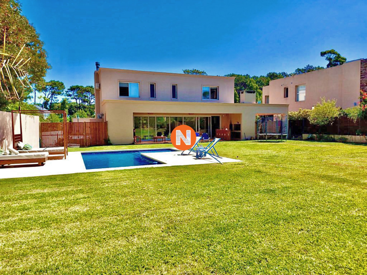 Casa Ref.226112 - Venta Casa en Punta del Este Barrio Privado La Arbolada 4 Dormitorios Piscina Climatizada y Parrillero Techado