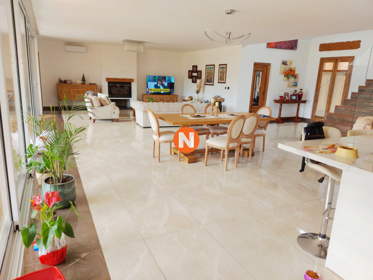 Casa Ref.226112 - Venta Casa en Punta del Este Barrio Privado La Arbolada 4 Dormitorios Piscina Climatizada y Parrillero Techado