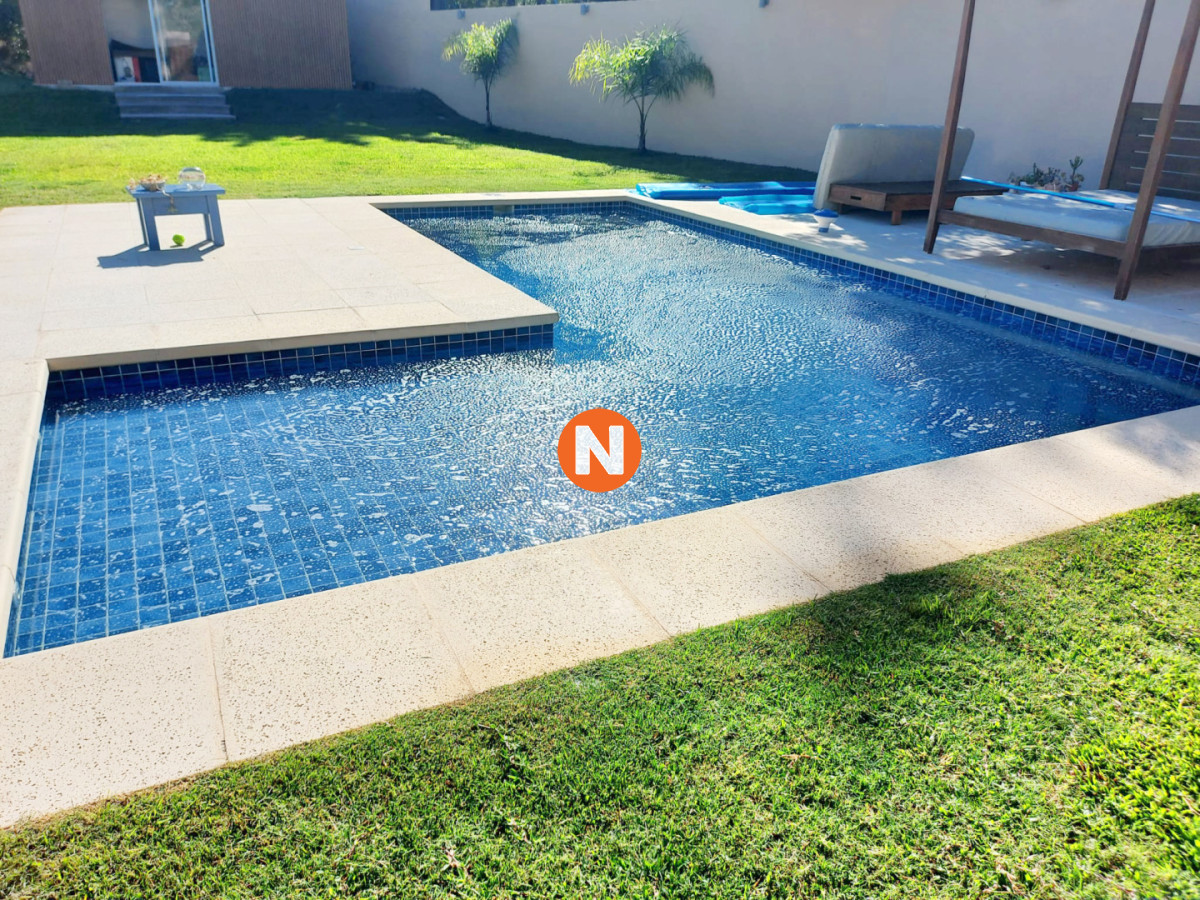 Casa Ref.226112 - Venta Casa en Punta del Este Barrio Privado La Arbolada 4 Dormitorios Piscina Climatizada y Parrillero Techado