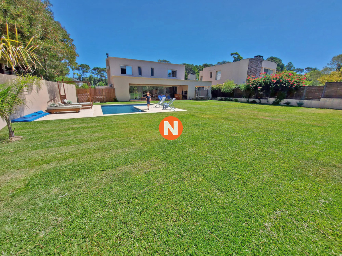 Casa Ref.226112 - Venta Casa en Punta del Este Barrio Privado La Arbolada 4 Dormitorios Piscina Climatizada y Parrillero Techado
