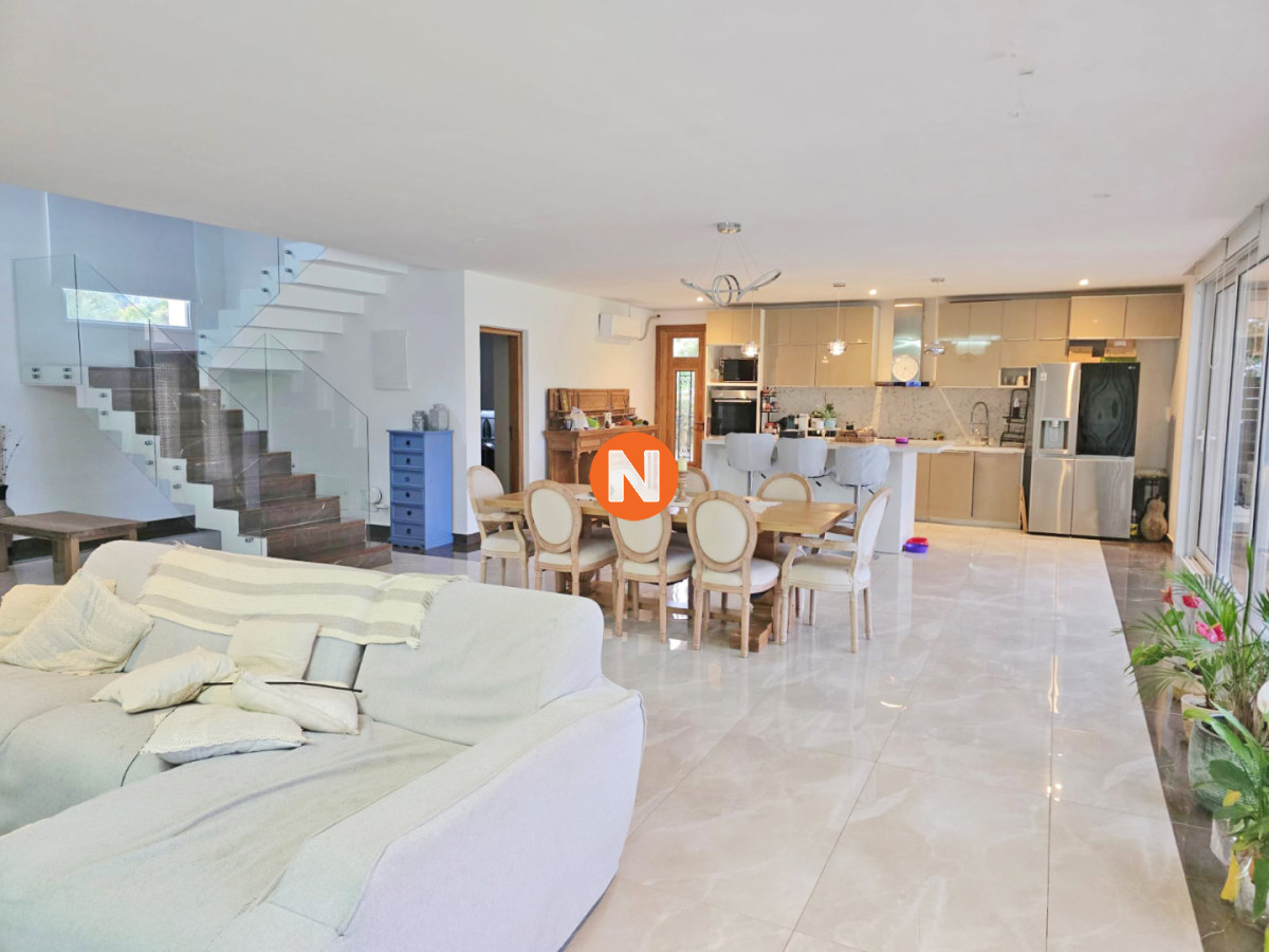 Casa Ref.226112 - Venta Casa en Punta del Este Barrio Privado La Arbolada 4 Dormitorios Piscina Climatizada y Parrillero Techado