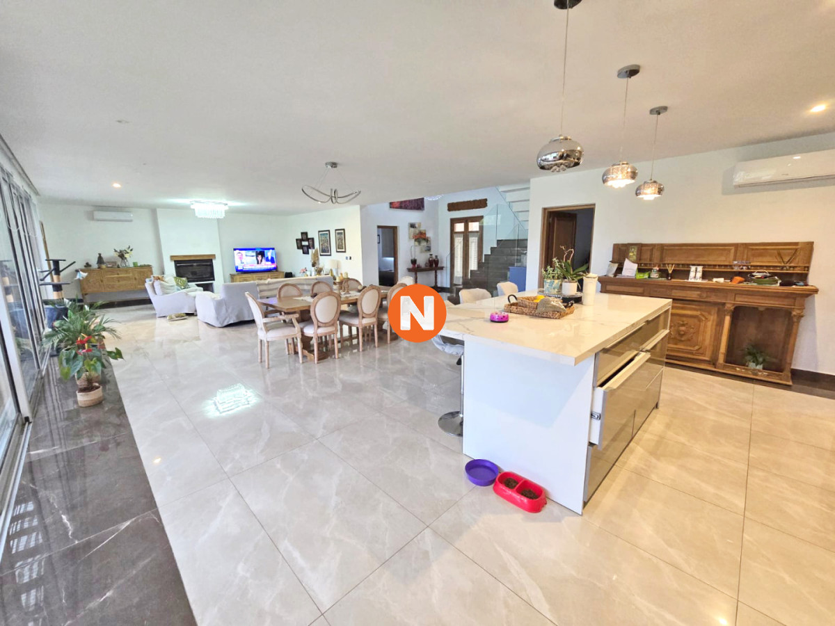 Casa Ref.226112 - Venta Casa en Punta del Este Barrio Privado La Arbolada 4 Dormitorios Piscina Climatizada y Parrillero Techado