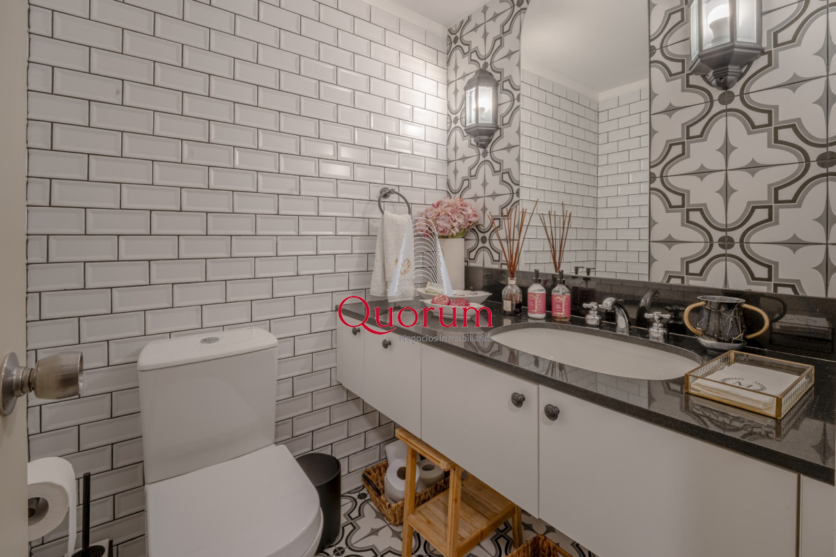 Apartamento ID.520 - Apartamento en Punta del Este Tiburón I en 1ra Línea de Brava Totalmente Reciclado