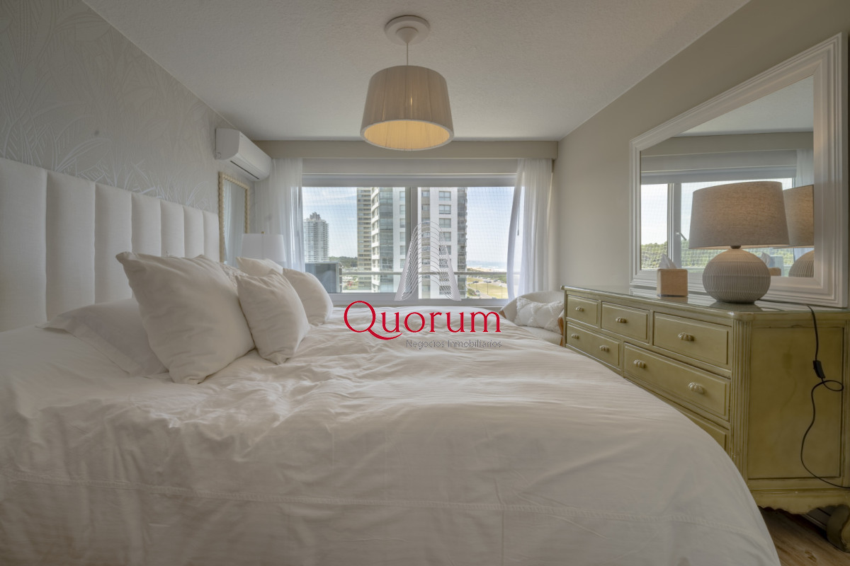 Apartamento ID.520 - Apartamento en Punta del Este Tiburón I en 1ra Línea de Brava Totalmente Reciclado