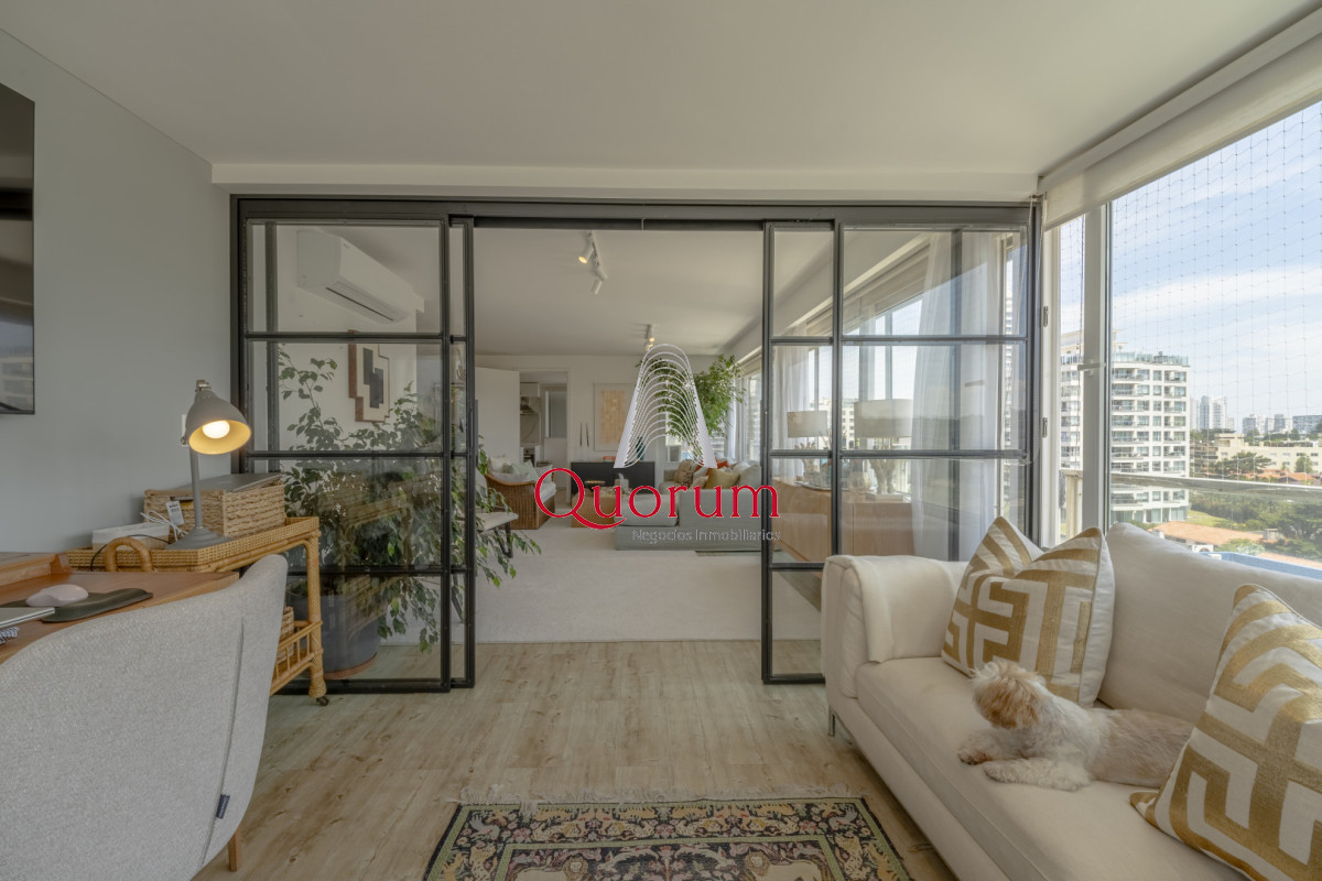 Apartamento ID.520 - Apartamento en Punta del Este Tiburón I en 1ra Línea de Brava Totalmente Reciclado