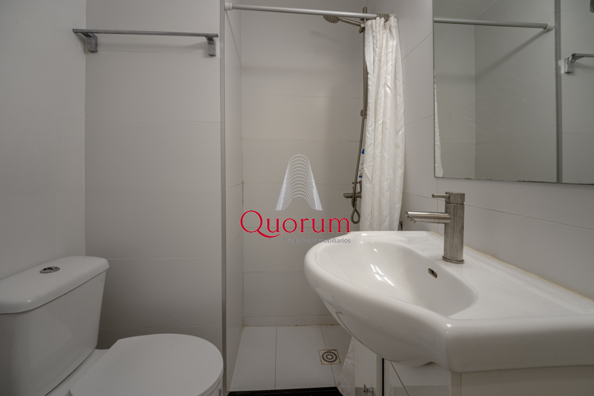 Apartamento ID.520 - Apartamento en Punta del Este Tiburón I en 1ra Línea de Brava Totalmente Reciclado