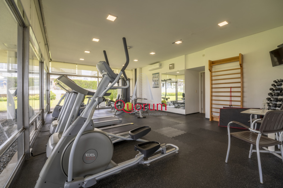 Apartamento ID.520 - Apartamento en Punta del Este Tiburón I en 1ra Línea de Brava Totalmente Reciclado