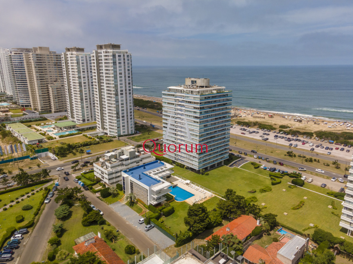 Apartamento ID.520 - Apartamento en Punta del Este Tiburón I en 1ra Línea de Brava Totalmente Reciclado