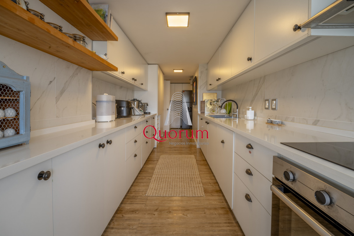 Apartamento ID.520 - Apartamento en Punta del Este Tiburón I en 1ra Línea de Brava Totalmente Reciclado