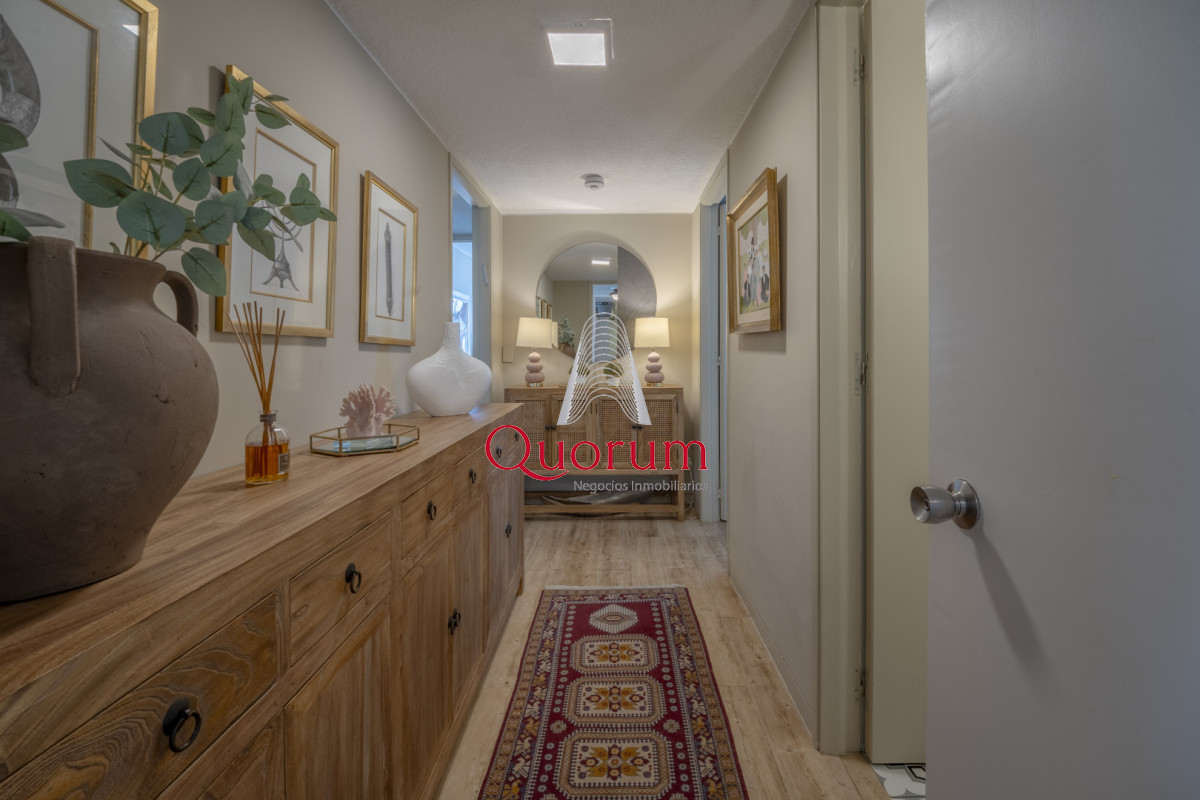 Apartamento ID.520 - Apartamento en Punta del Este Tiburón I en 1ra Línea de Brava Totalmente Reciclado