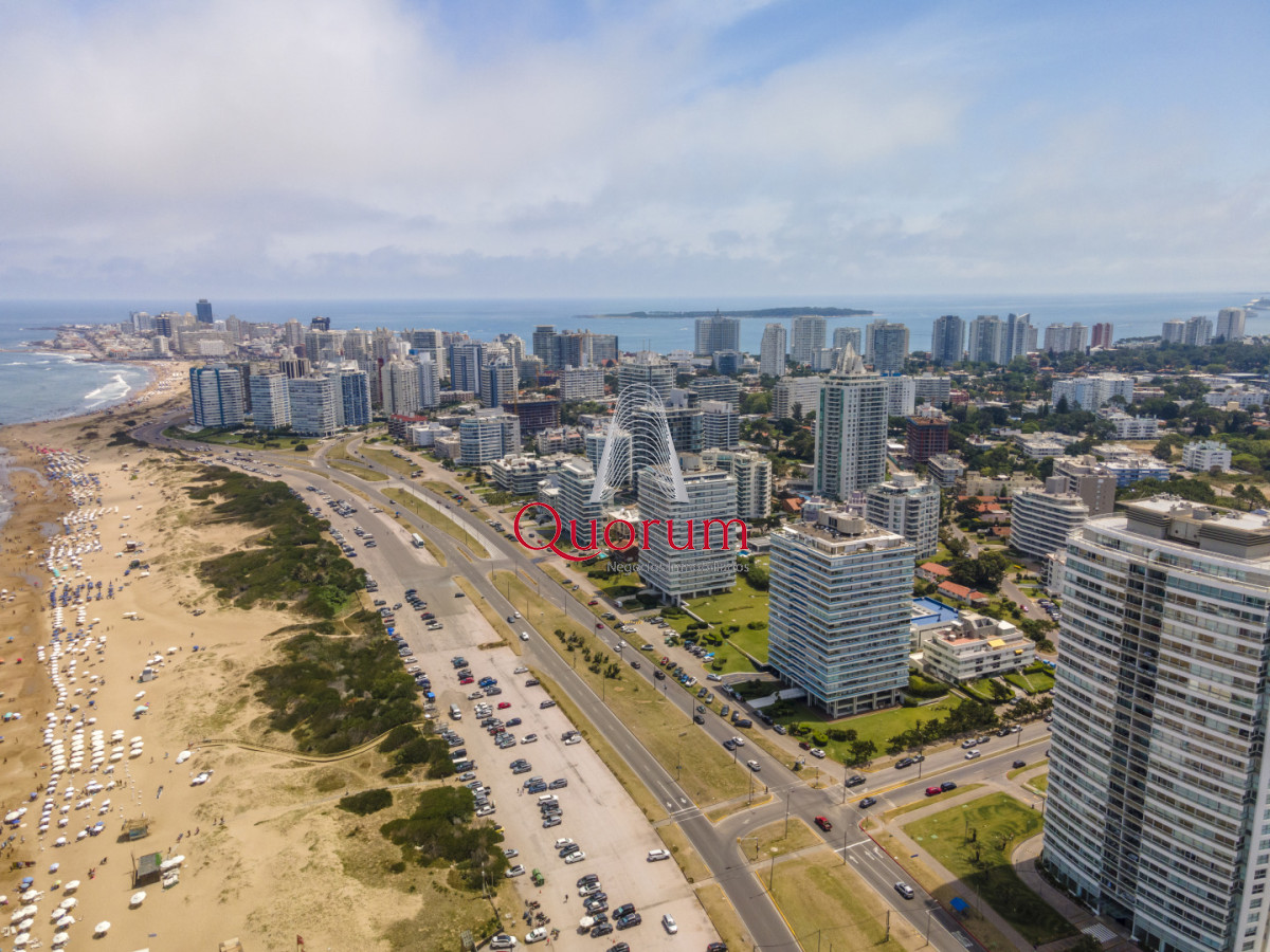 Apartamento ID.520 - Apartamento en Punta del Este Tiburón I en 1ra Línea de Brava Totalmente Reciclado