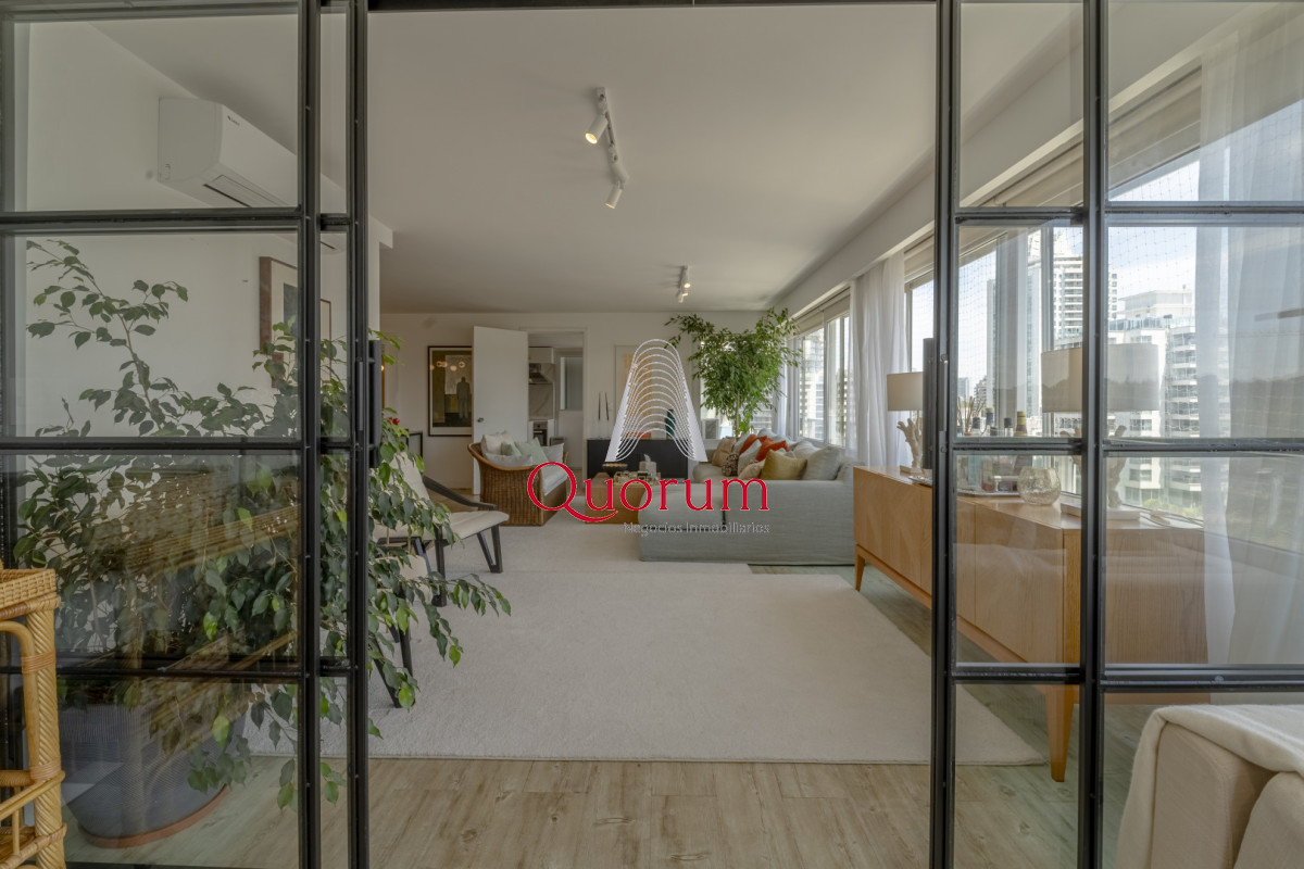 Apartamento ID.520 - Apartamento en Punta del Este Tiburón I en 1ra Línea de Brava Totalmente Reciclado