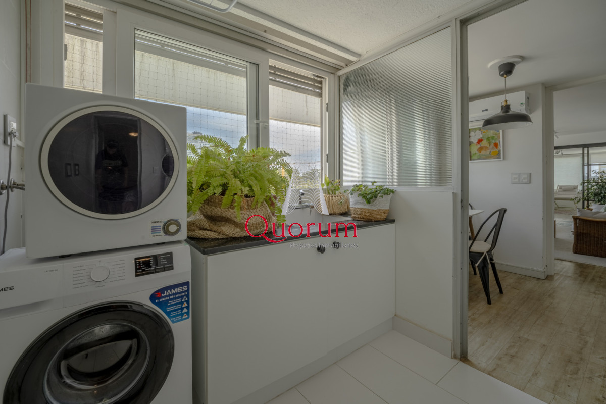 Apartamento ID.520 - Apartamento en Punta del Este Tiburón I en 1ra Línea de Brava Totalmente Reciclado