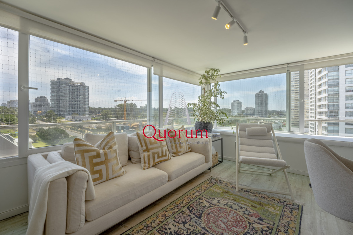 Apartamento ID.520 - Apartamento en Punta del Este Tiburón I en 1ra Línea de Brava Totalmente Reciclado