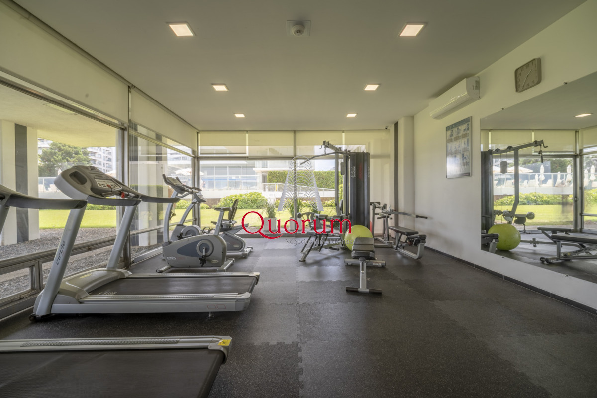 Apartamento ID.520 - Apartamento en Punta del Este Tiburón I en 1ra Línea de Brava Totalmente Reciclado