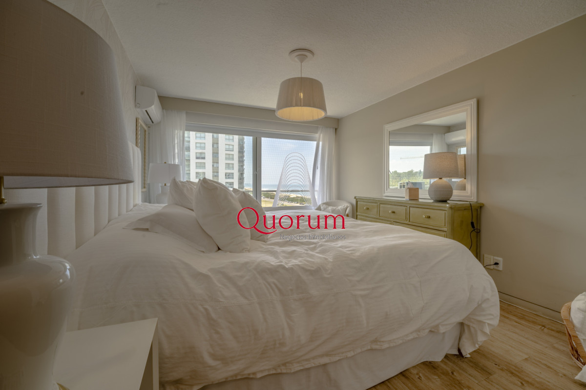 Apartamento ID.520 - Apartamento en Punta del Este Tiburón I en 1ra Línea de Brava Totalmente Reciclado