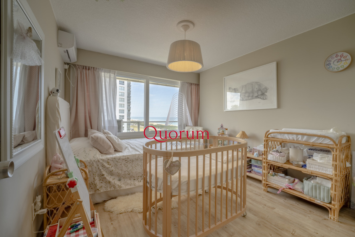 Apartamento ID.520 - Apartamento en Punta del Este Tiburón I en 1ra Línea de Brava Totalmente Reciclado