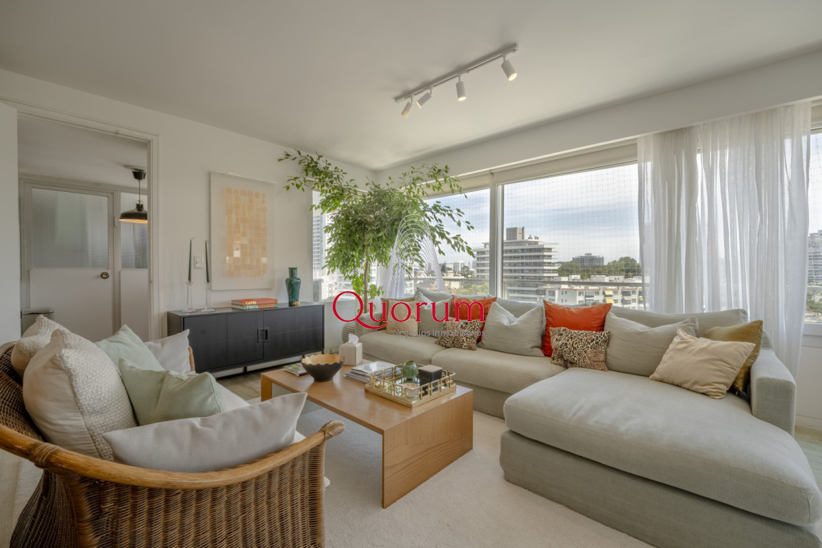 Apartamento ID.520 - Apartamento en Punta del Este Tiburón I en 1ra Línea de Brava Totalmente Reciclado