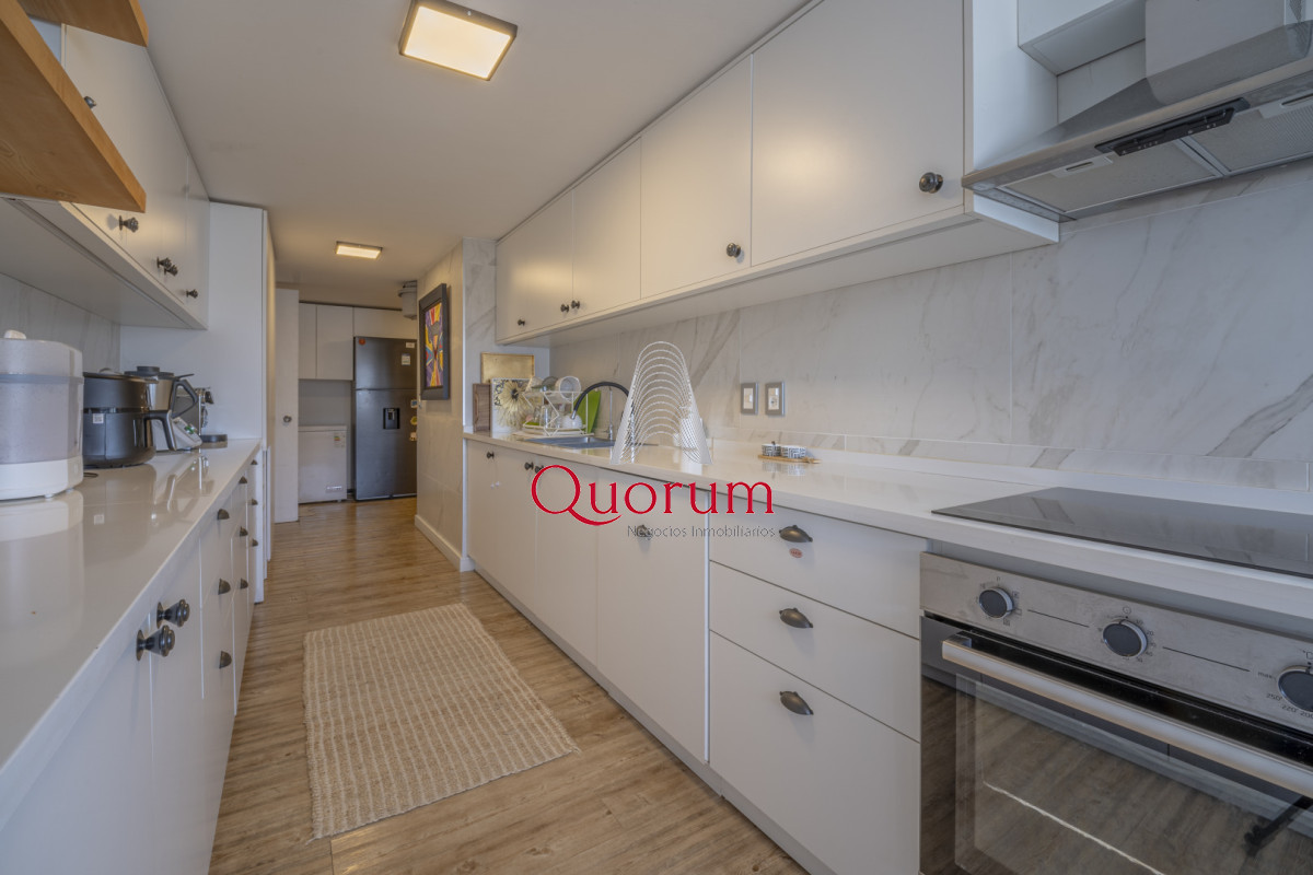 Apartamento ID.520 - Apartamento en Punta del Este Tiburón I en 1ra Línea de Brava Totalmente Reciclado