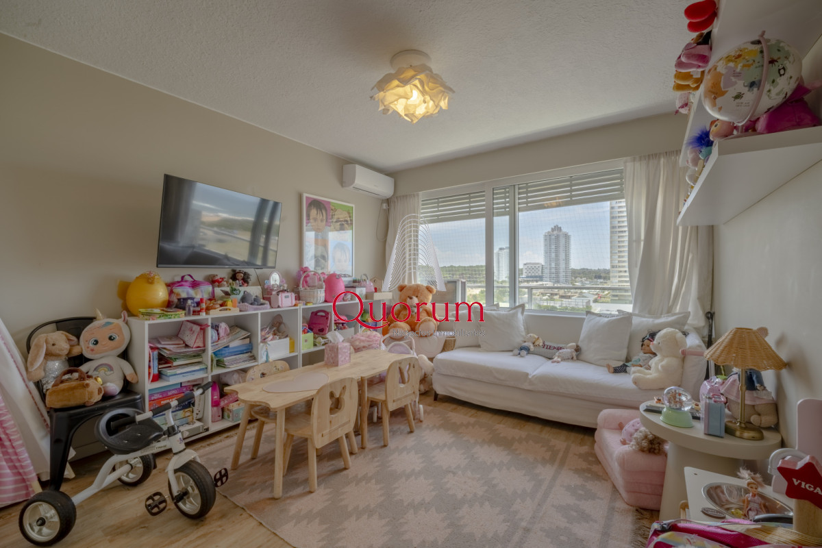 Apartamento ID.520 - Apartamento en Punta del Este Tiburón I en 1ra Línea de Brava Totalmente Reciclado