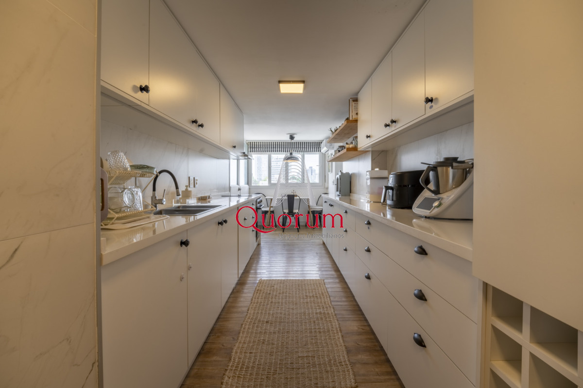 Apartamento ID.520 - Apartamento en Punta del Este Tiburón I en 1ra Línea de Brava Totalmente Reciclado