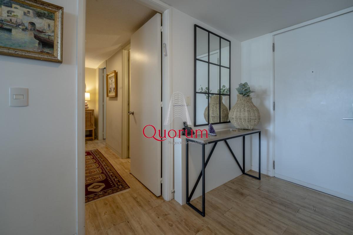 Apartamento ID.520 - Apartamento en Punta del Este Tiburón I en 1ra Línea de Brava Totalmente Reciclado